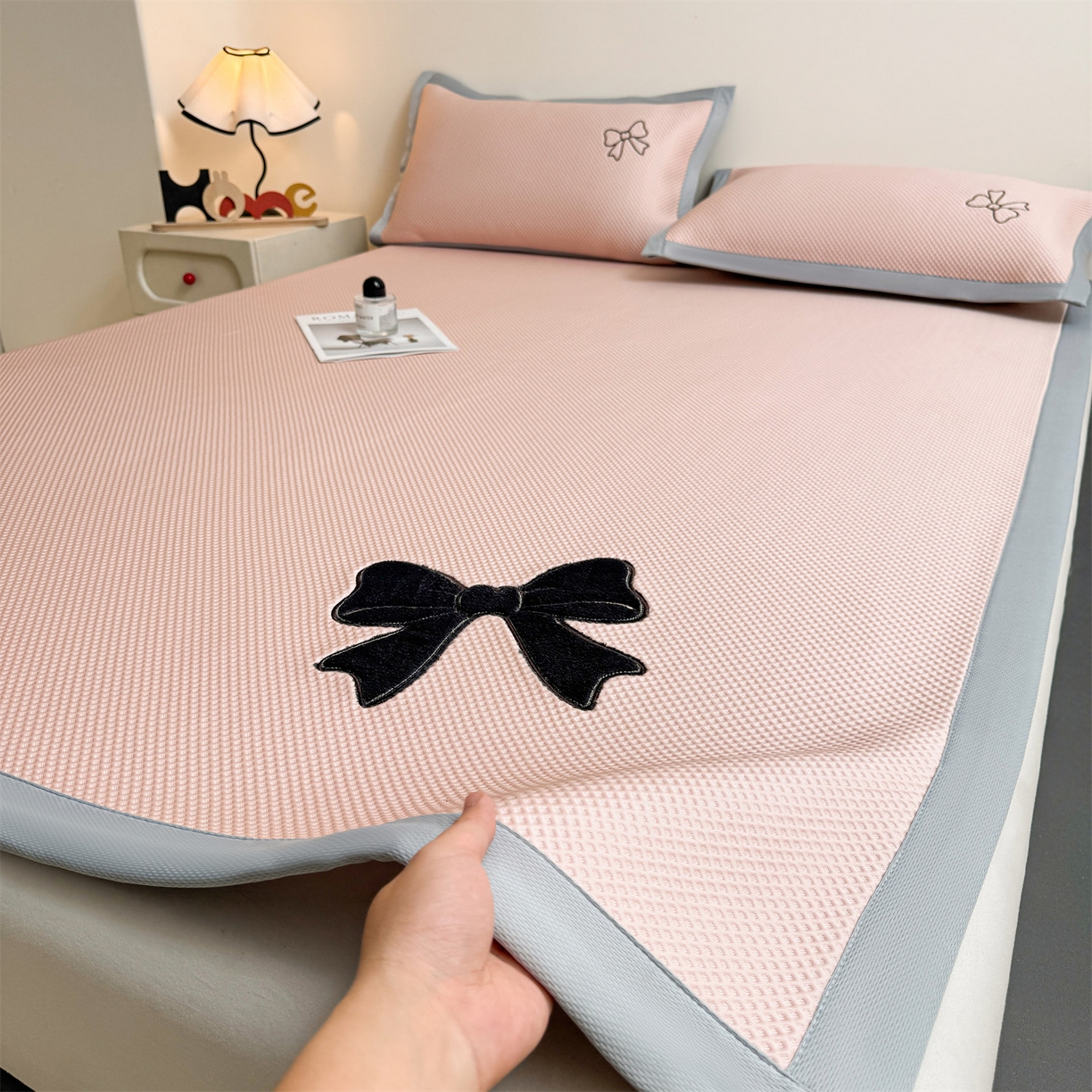 91家纺网 家纺一手货源 找家纺 雯豆家纺 2026春夏新款PE中分子豆豆凉席平铺席子三件套可水洗-墨蝶 墨蝶-粉