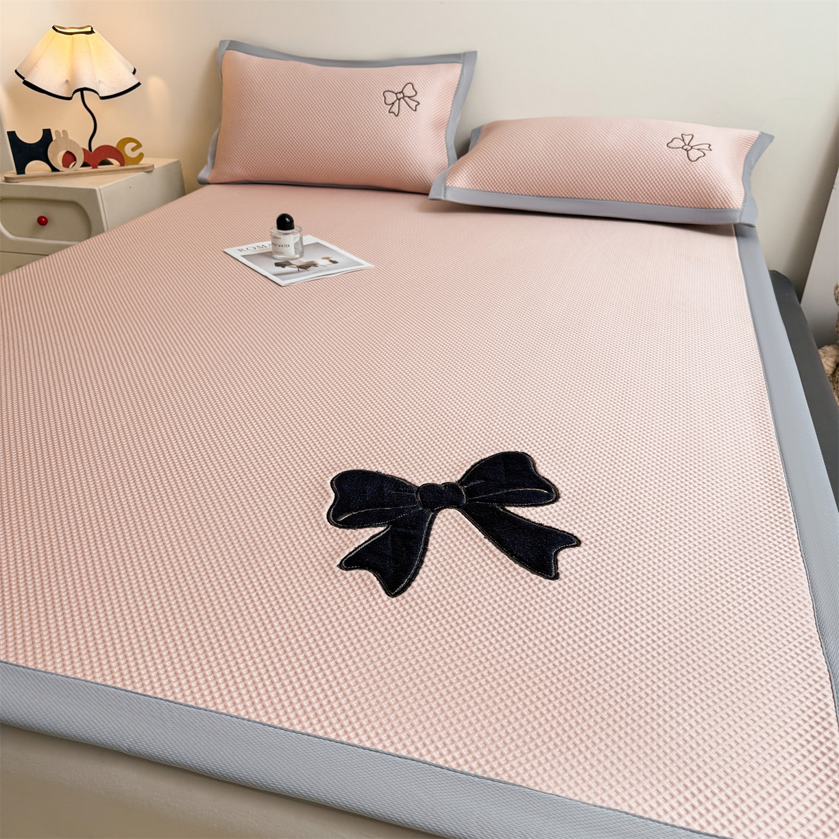 91家纺网 家纺一手货源 找家纺 雯豆家纺 2026春夏新款PE中分子豆豆凉席平铺席子三件套可水洗-墨蝶 墨蝶-粉