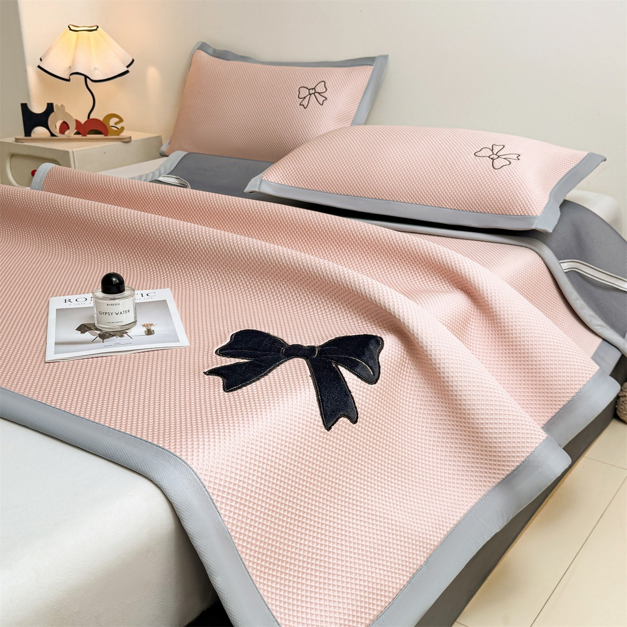 91家纺网 家纺一手货源 找家纺 雯豆家纺 2026春夏新款PE中分子豆豆凉席平铺席子三件套可水洗-墨蝶 墨蝶-粉