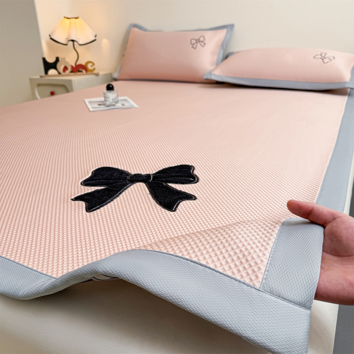 91家纺网 家纺一手货源 找家纺 雯豆家纺 2026春夏新款PE中分子豆豆凉席平铺席子三件套可水洗-墨蝶 墨蝶-粉