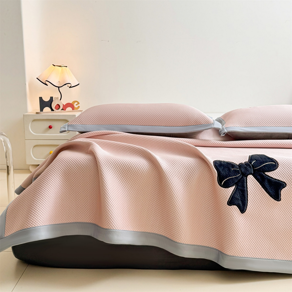 91家纺网 家纺一手货源 找家纺 雯豆家纺 2026春夏新款PE中分子豆豆凉席平铺席子三件套可水洗-墨蝶 墨蝶-粉