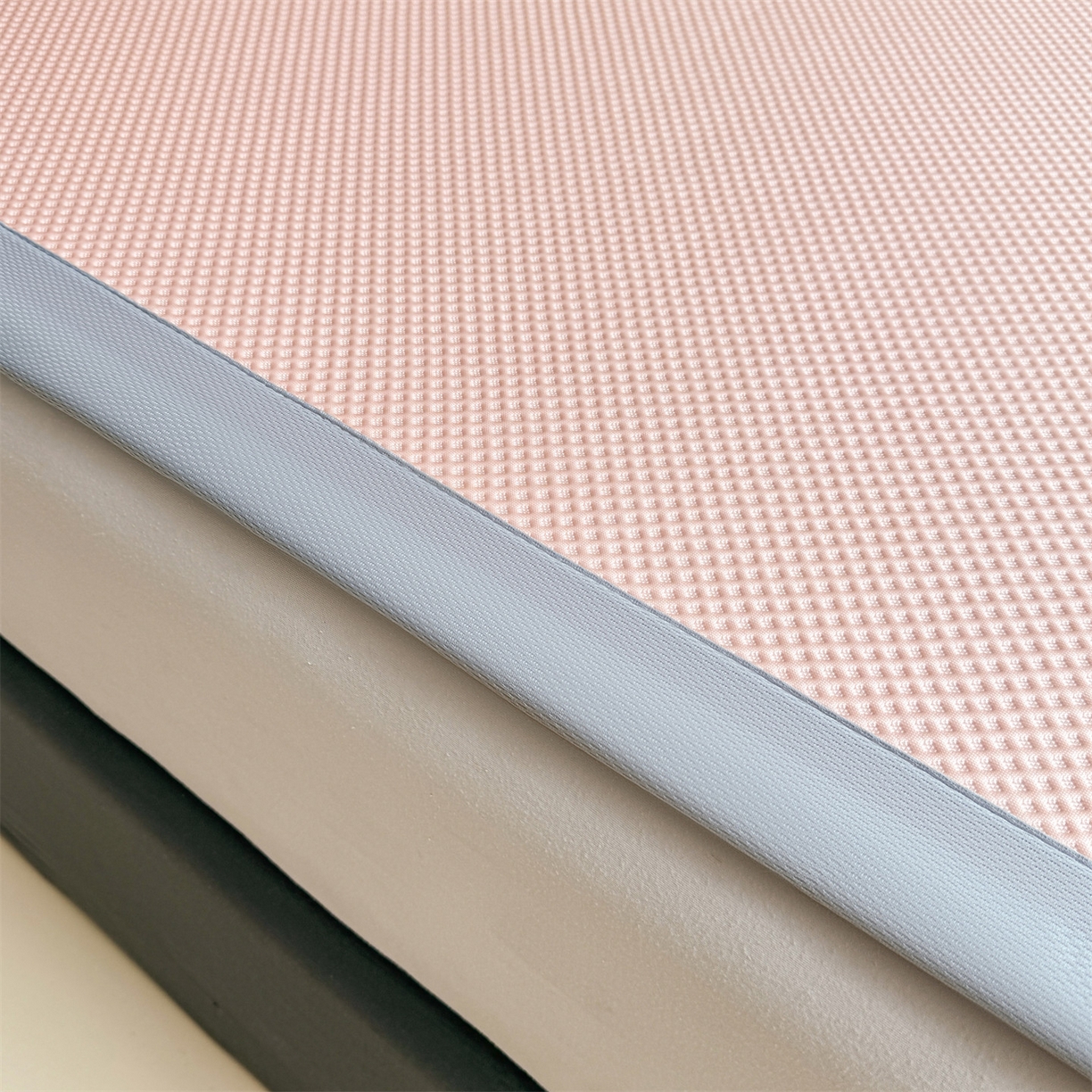 91家纺网 家纺一手货源 找家纺 雯豆家纺 2026春夏新款PE中分子豆豆凉席平铺席子三件套可水洗-墨蝶 墨蝶-粉