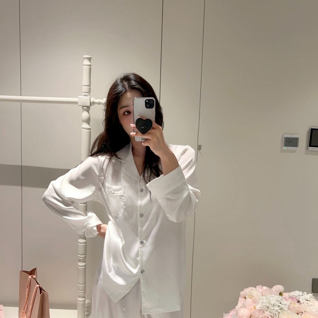 91家纺网 家纺一手货源 找家纺 （总）妍景家居生活馆 2026春夏新款冰雪丝-纯白烫钻套装家居服