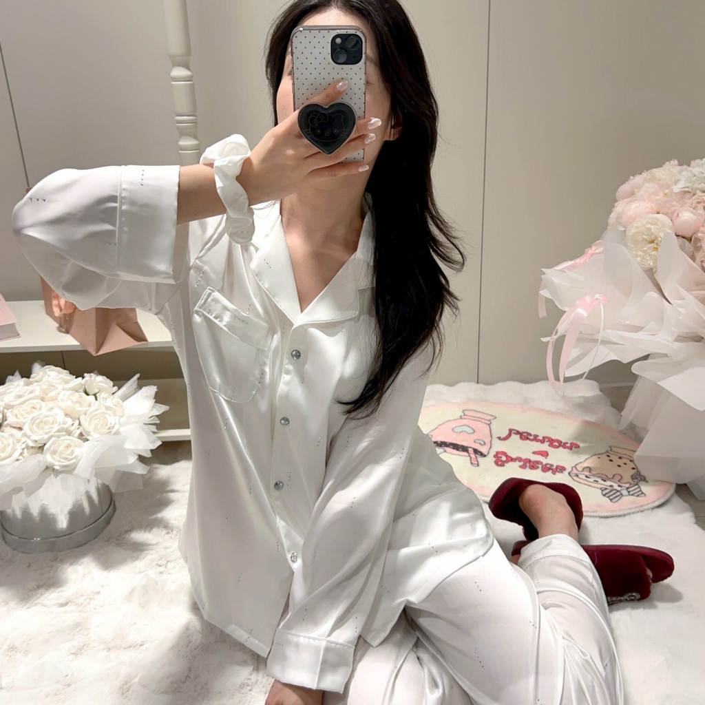 91家纺网 家纺一手货源 找家纺 （总）妍景家居生活馆 2026春夏新款冰雪丝-纯白烫钻套装家居服