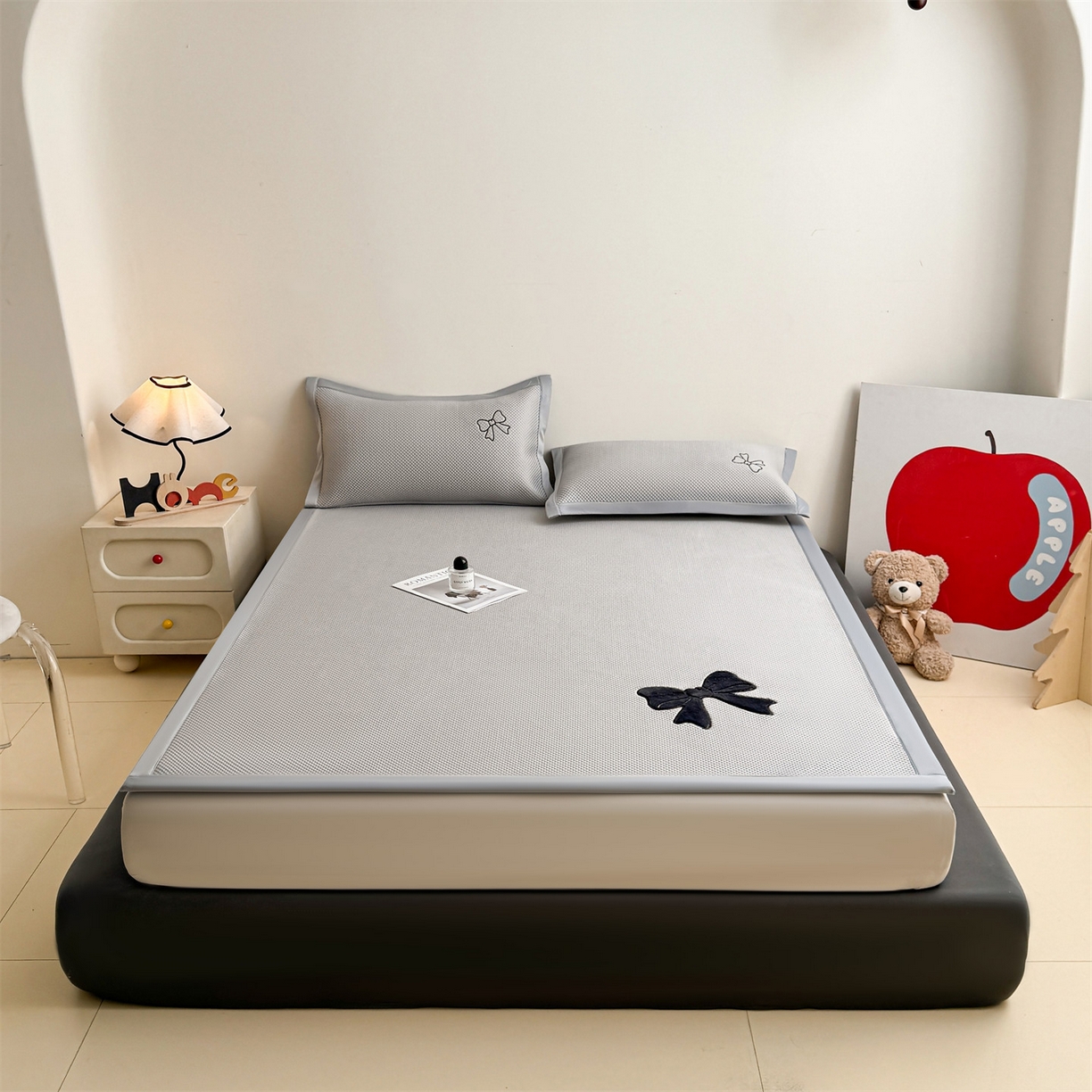 91家纺网 家纺一手货源 找家纺 雯豆家纺 2026春夏新款PE中分子豆豆凉席平铺席子三件套可水洗-墨蝶 墨蝶-灰