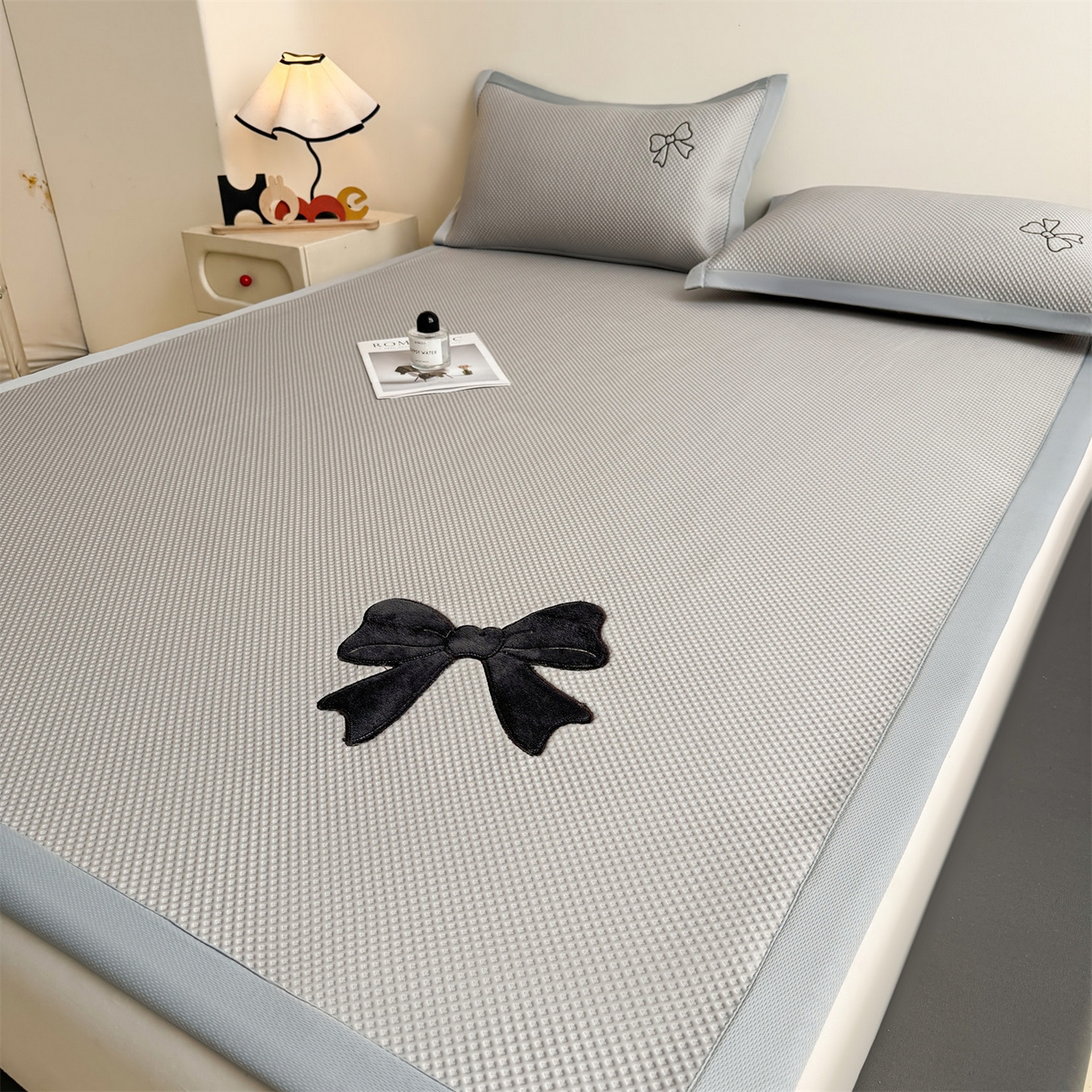 91家纺网 家纺一手货源 找家纺 雯豆家纺 2026春夏新款PE中分子豆豆凉席平铺席子三件套可水洗-墨蝶 墨蝶-灰