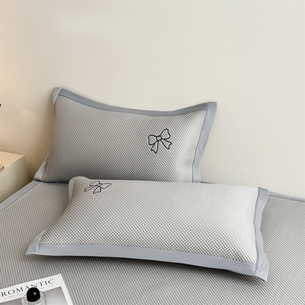 91家纺网 家纺一手货源 找家纺 雯豆家纺 2026春夏新款PE中分子豆豆凉席平铺席子三件套可水洗-墨蝶 墨蝶-灰