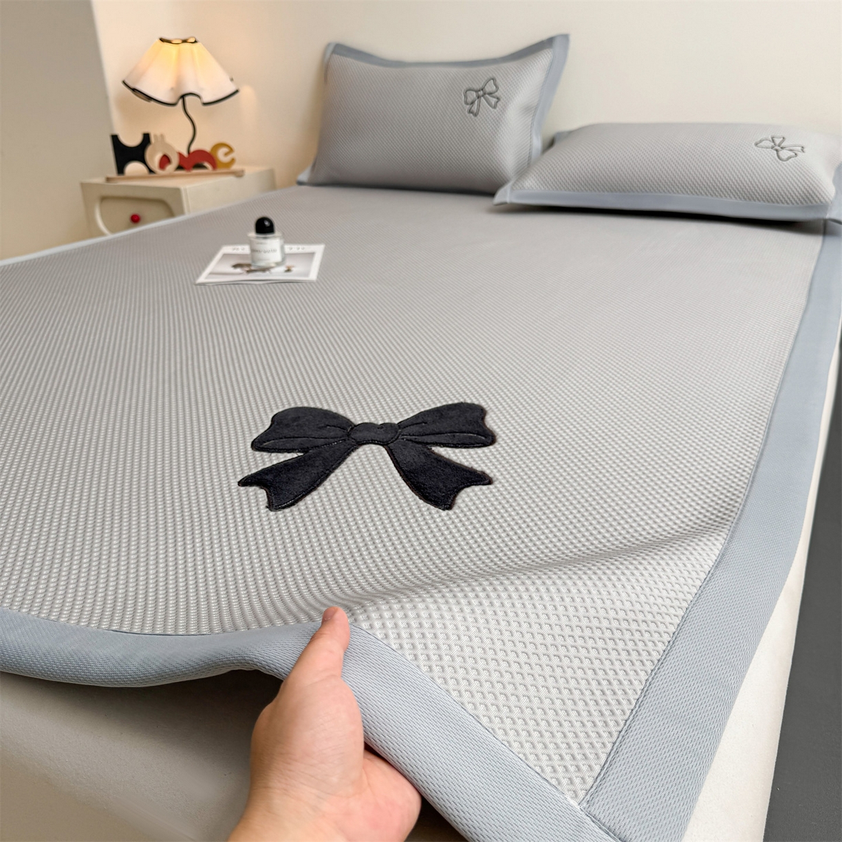 91家纺网 家纺一手货源 找家纺 雯豆家纺 2026春夏新款PE中分子豆豆凉席平铺席子三件套可水洗-墨蝶 墨蝶-灰