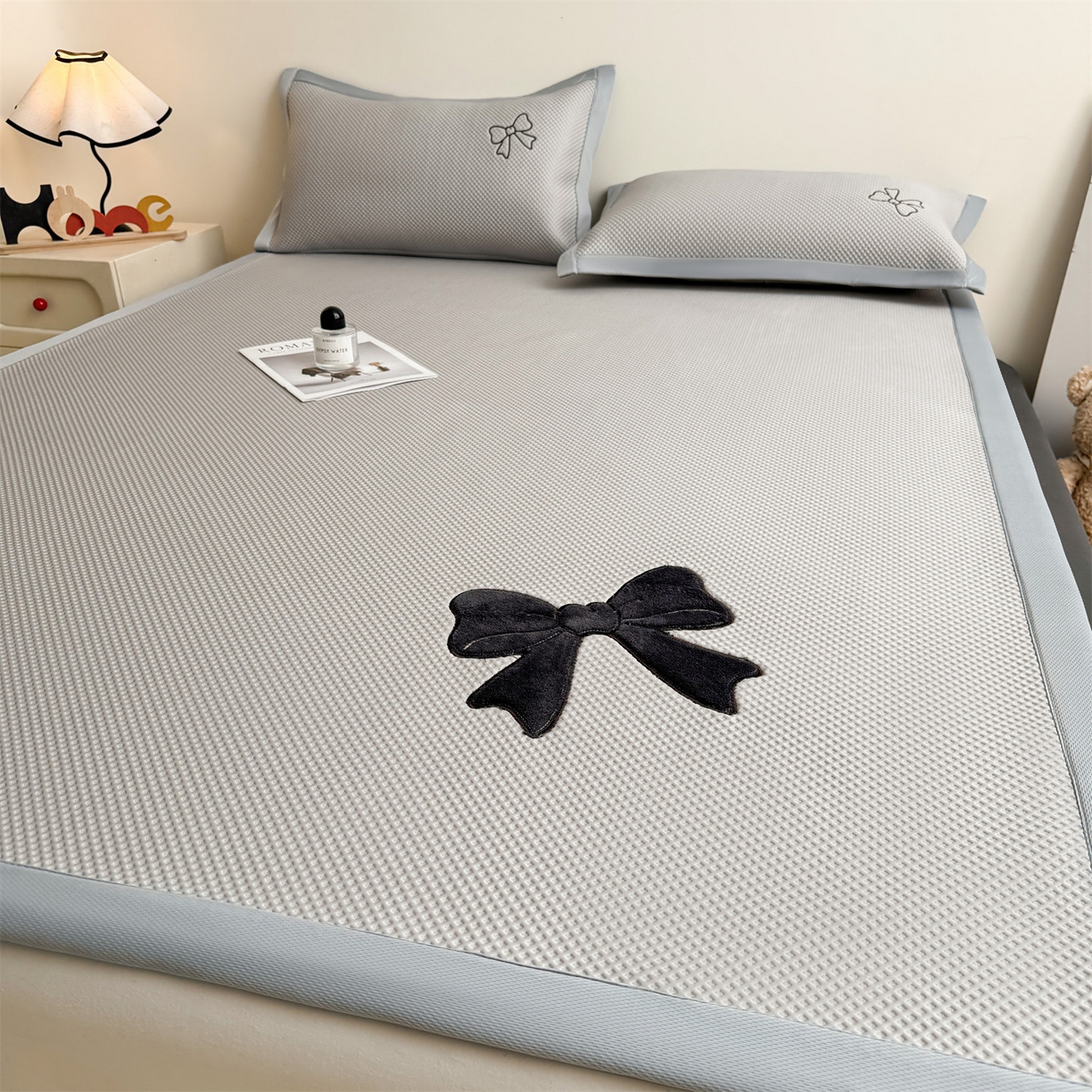 91家纺网 家纺一手货源 找家纺 雯豆家纺 2026春夏新款PE中分子豆豆凉席平铺席子三件套可水洗-墨蝶 墨蝶-灰