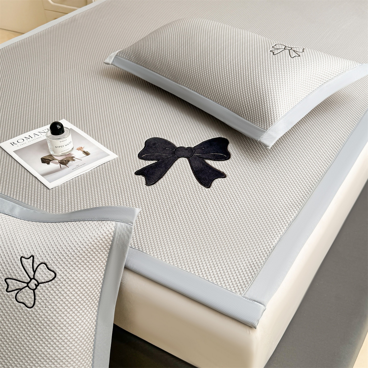 91家纺网 家纺一手货源 找家纺 雯豆家纺 2026春夏新款PE中分子豆豆凉席平铺席子三件套可水洗-墨蝶 墨蝶-灰