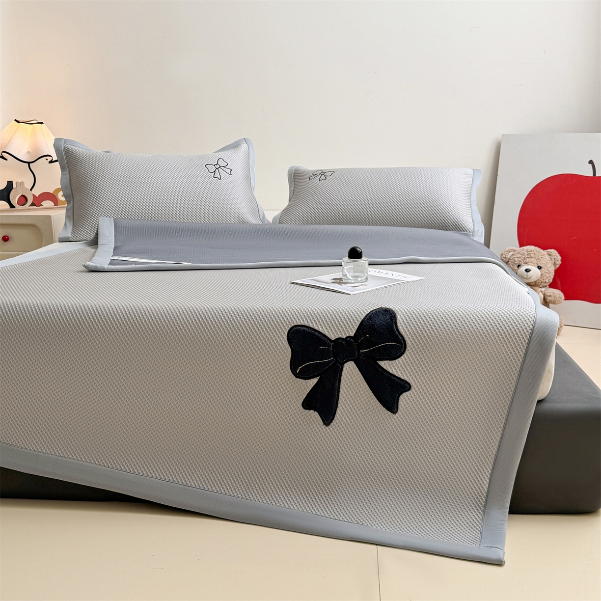 91家纺网 家纺一手货源 找家纺 雯豆家纺 2026春夏新款PE中分子豆豆凉席平铺席子三件套可水洗-墨蝶 墨蝶-灰