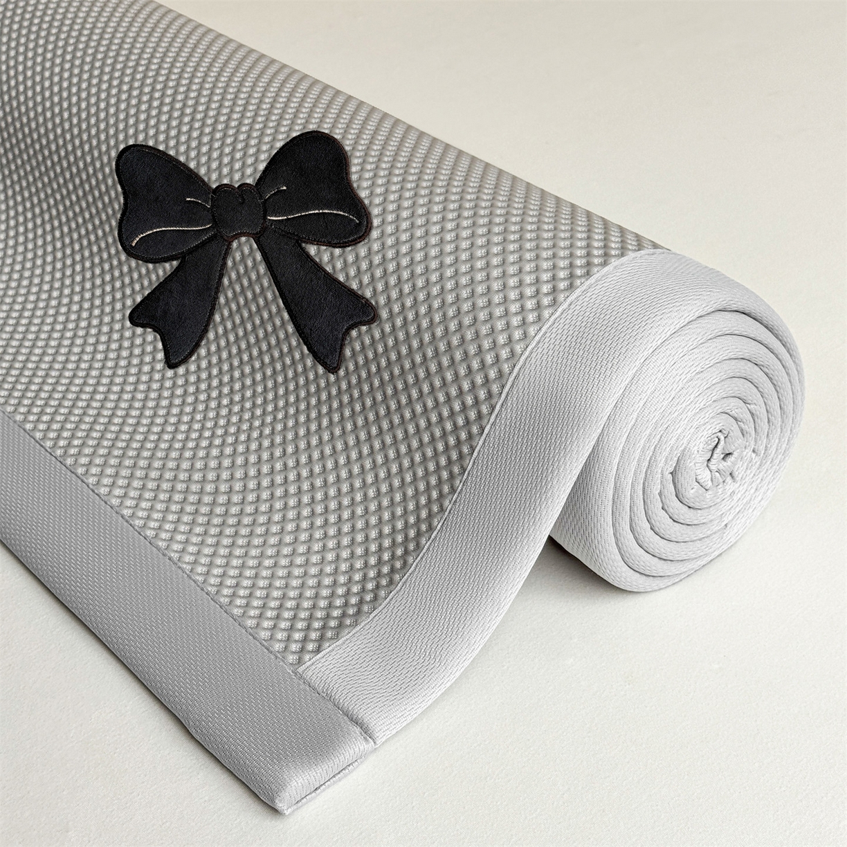 91家纺网 家纺一手货源 找家纺 雯豆家纺 2026春夏新款PE中分子豆豆凉席平铺席子三件套可水洗-墨蝶 墨蝶-灰