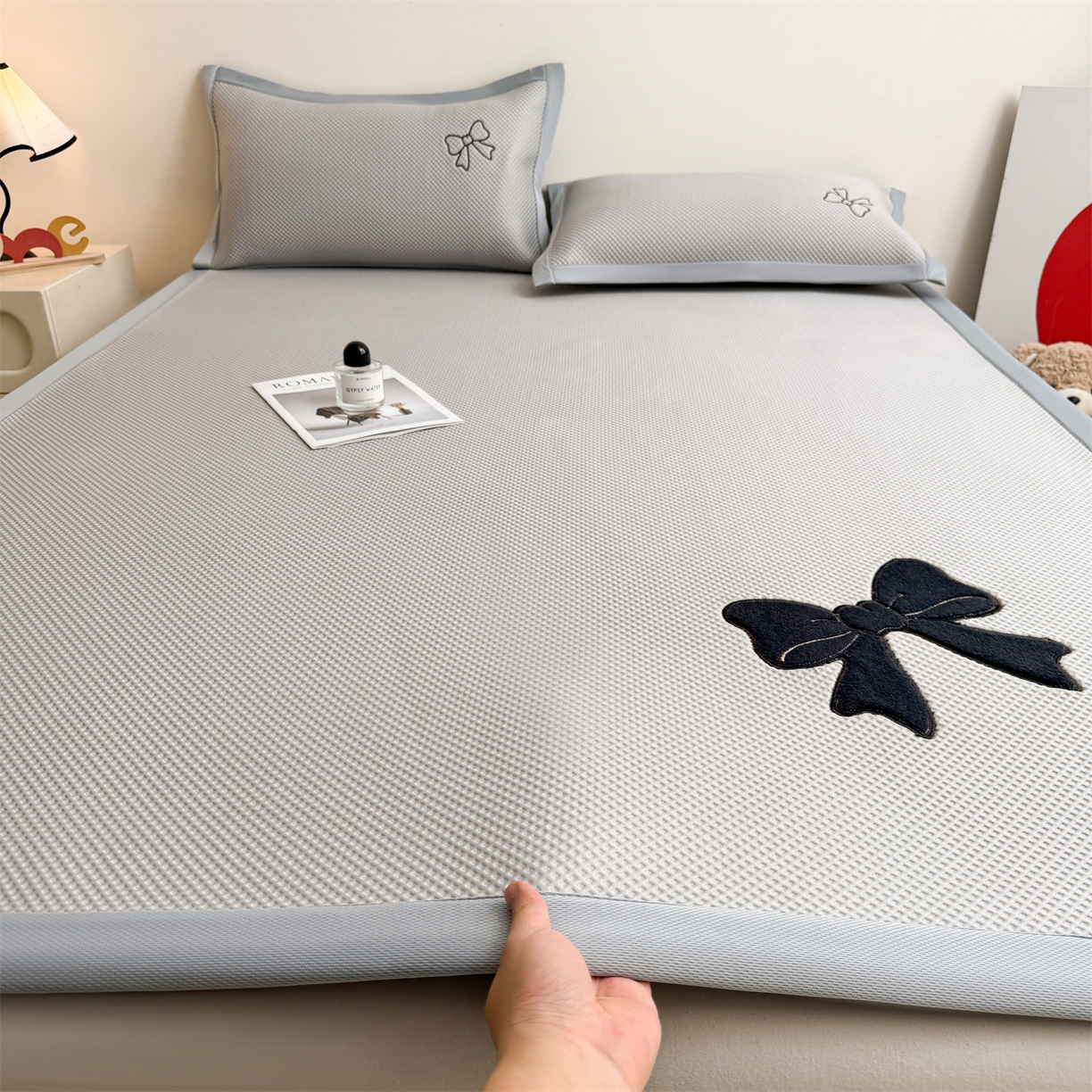 91家纺网 家纺一手货源 找家纺 雯豆家纺 2026春夏新款PE中分子豆豆凉席平铺席子三件套可水洗-墨蝶 墨蝶-灰