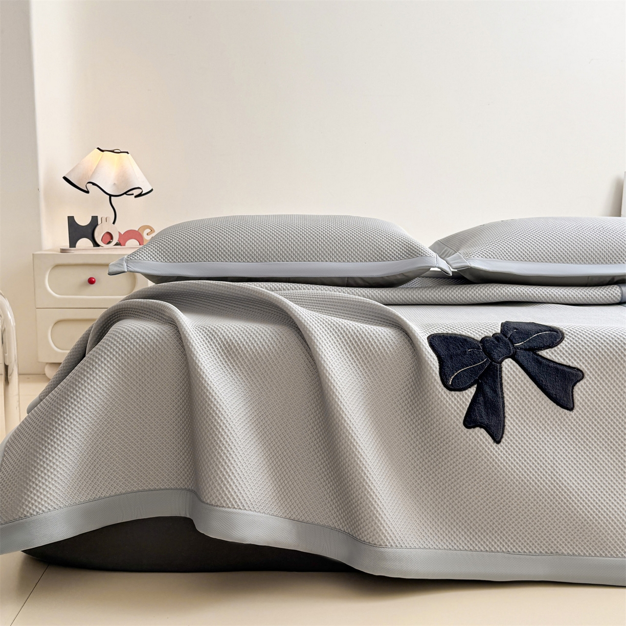 91家纺网 家纺一手货源 找家纺 雯豆家纺 2026春夏新款PE中分子豆豆凉席平铺席子三件套可水洗-墨蝶 墨蝶-灰