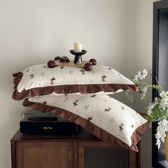 91家纺网 家纺一手货源 找家纺 同田家纺 2026新款云感双层纱花边床盖四件套 床盖-腊肠狗