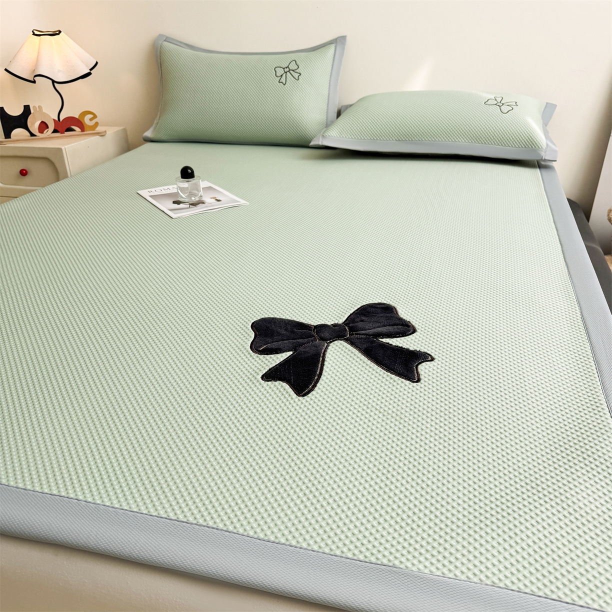91家纺网 家纺一手货源 找家纺 雯豆家纺 2026春夏新款PE中分子豆豆凉席平铺席子三件套可水洗-墨蝶 墨蝶-绿