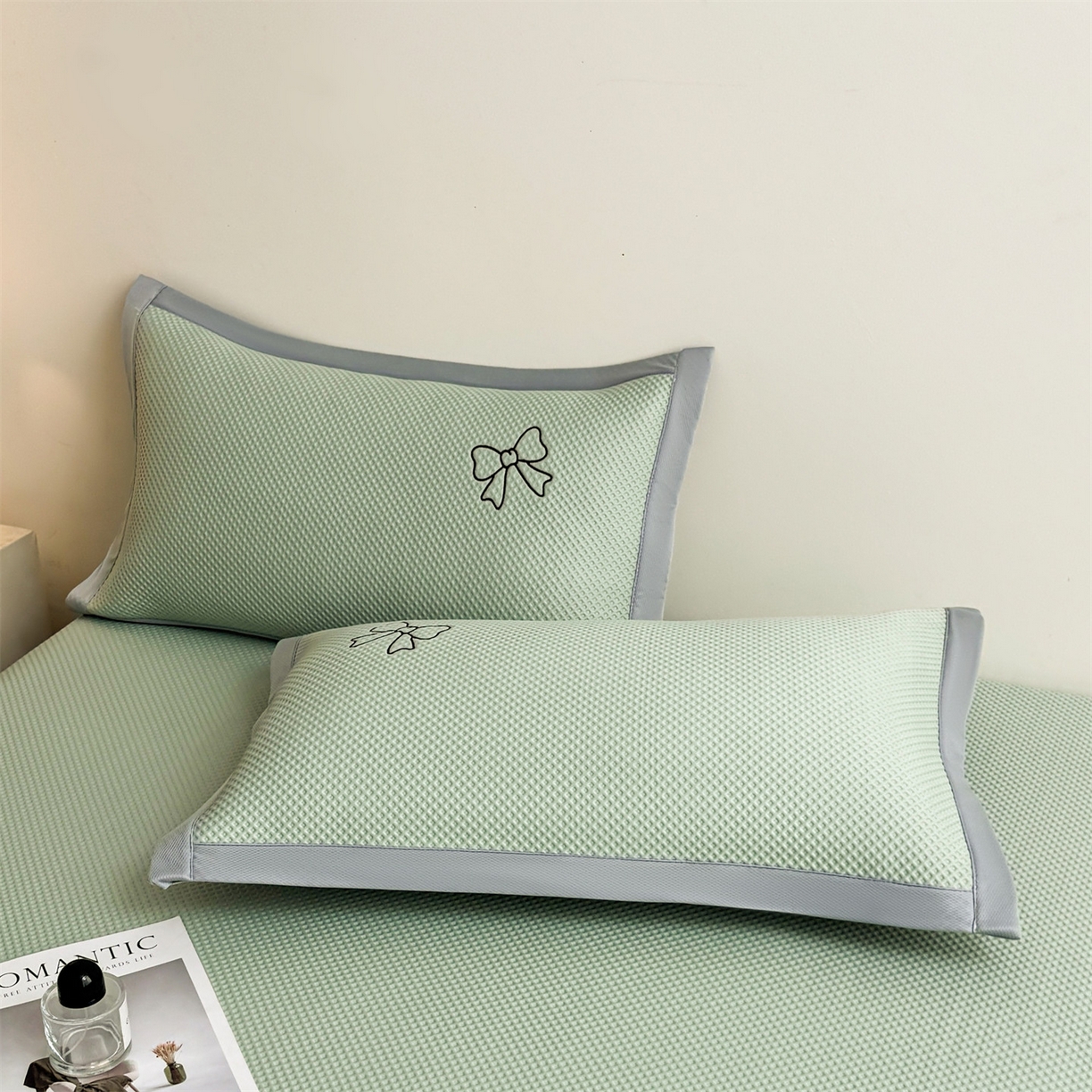 91家纺网 家纺一手货源 找家纺 雯豆家纺 2026春夏新款PE中分子豆豆凉席平铺席子三件套可水洗-墨蝶 墨蝶-绿