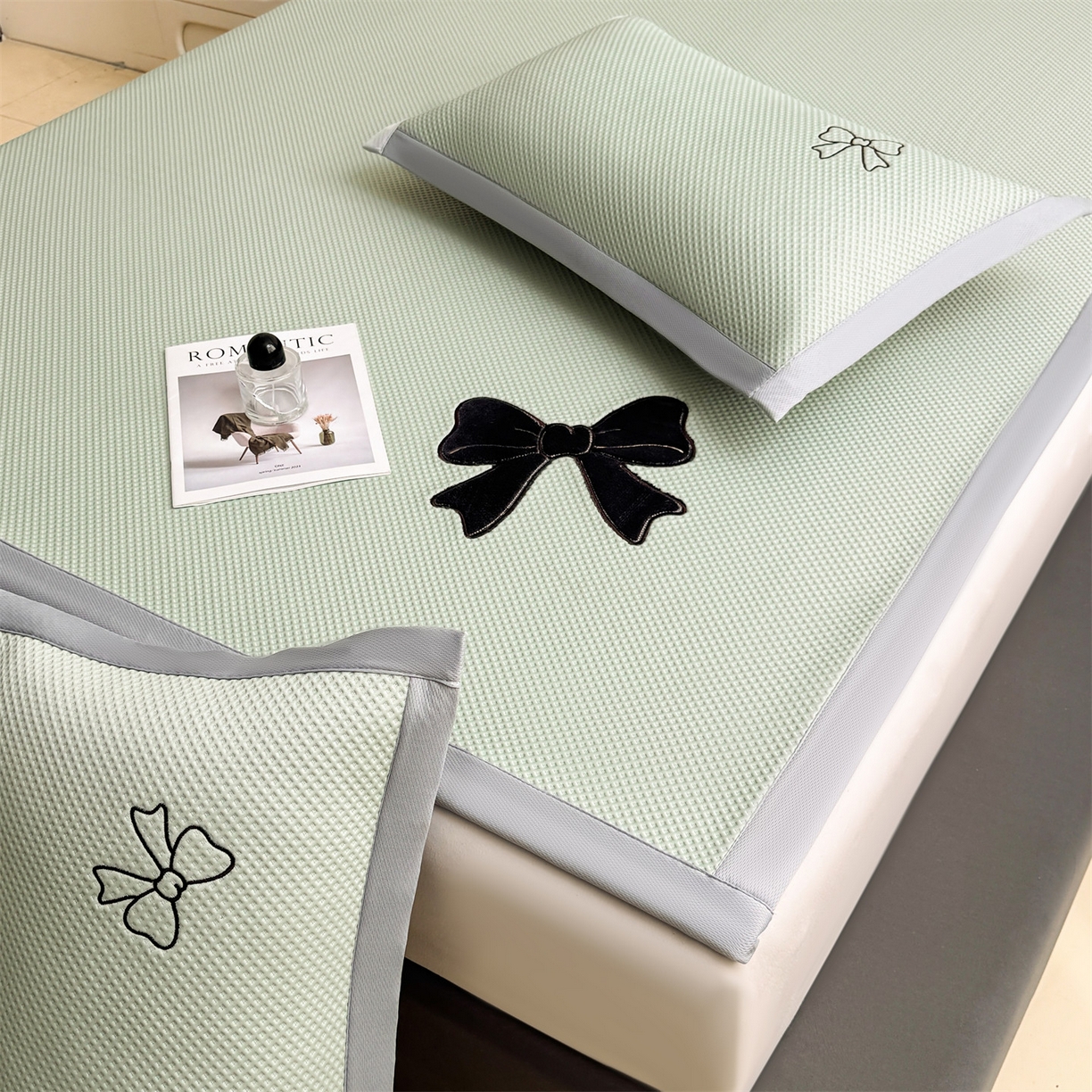 91家纺网 家纺一手货源 找家纺 雯豆家纺 2026春夏新款PE中分子豆豆凉席平铺席子三件套可水洗-墨蝶 墨蝶-绿