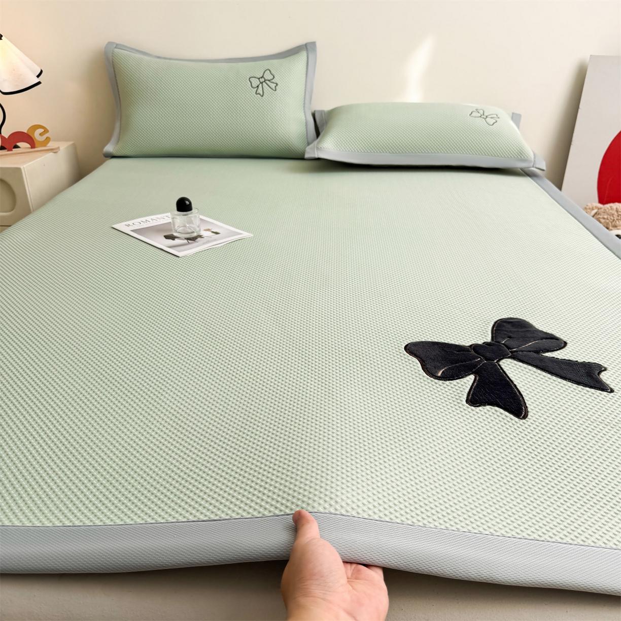 91家纺网 家纺一手货源 找家纺 雯豆家纺 2026春夏新款PE中分子豆豆凉席平铺席子三件套可水洗-墨蝶 墨蝶-绿