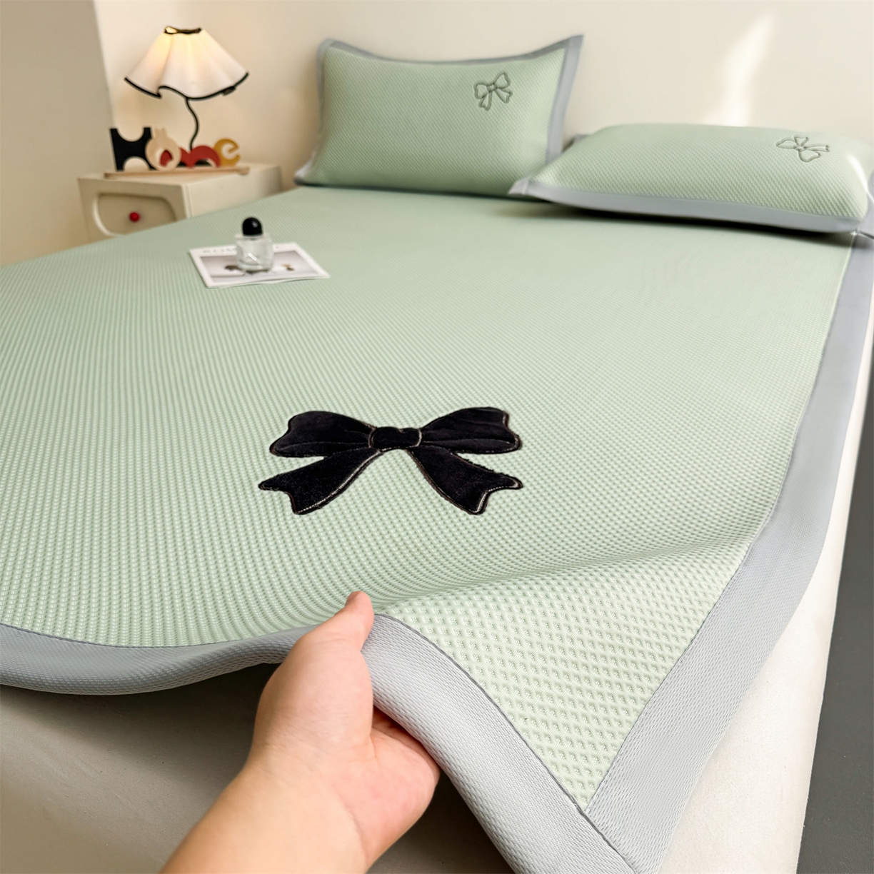 91家纺网 家纺一手货源 找家纺 雯豆家纺 2026春夏新款PE中分子豆豆凉席平铺席子三件套可水洗-墨蝶 墨蝶-绿