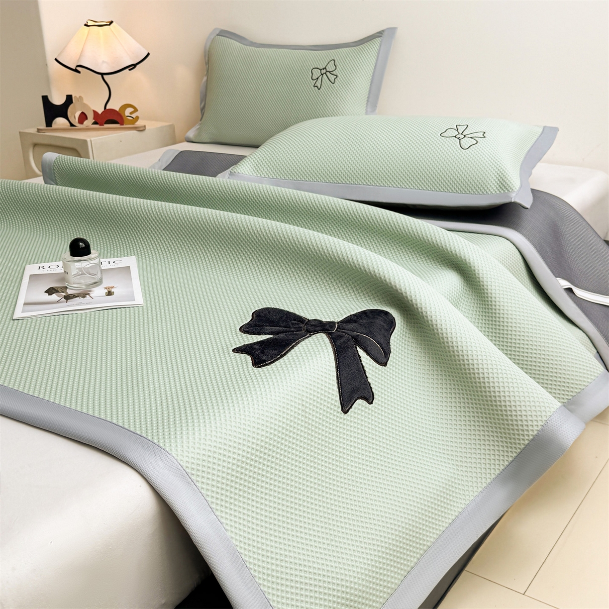 91家纺网 家纺一手货源 找家纺 雯豆家纺 2026春夏新款PE中分子豆豆凉席平铺席子三件套可水洗-墨蝶 墨蝶-绿