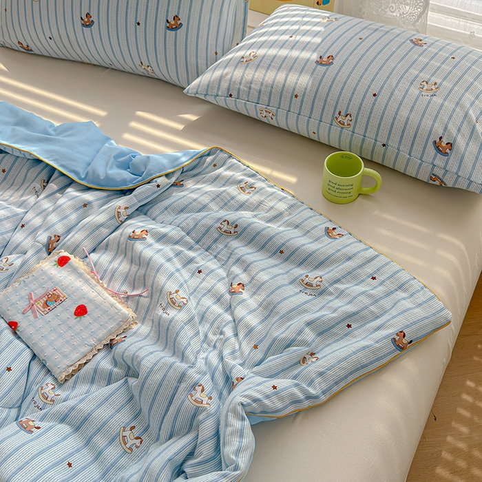 91家纺网 家纺一手货源 找家纺 桔禾家纺 2026水洗皱皱纱夏被  蓝纹木马星