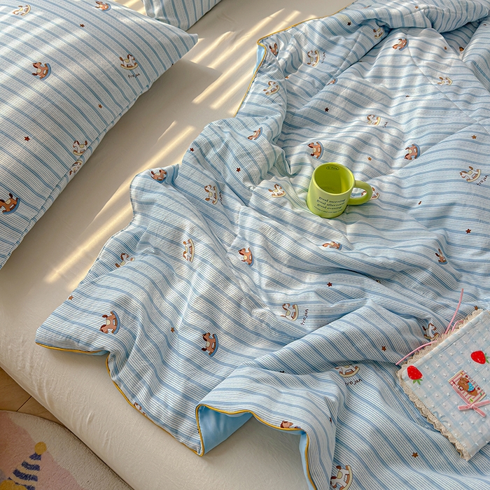 91家纺网 家纺一手货源 找家纺 桔禾家纺 2026水洗皱皱纱夏被  蓝纹木马星