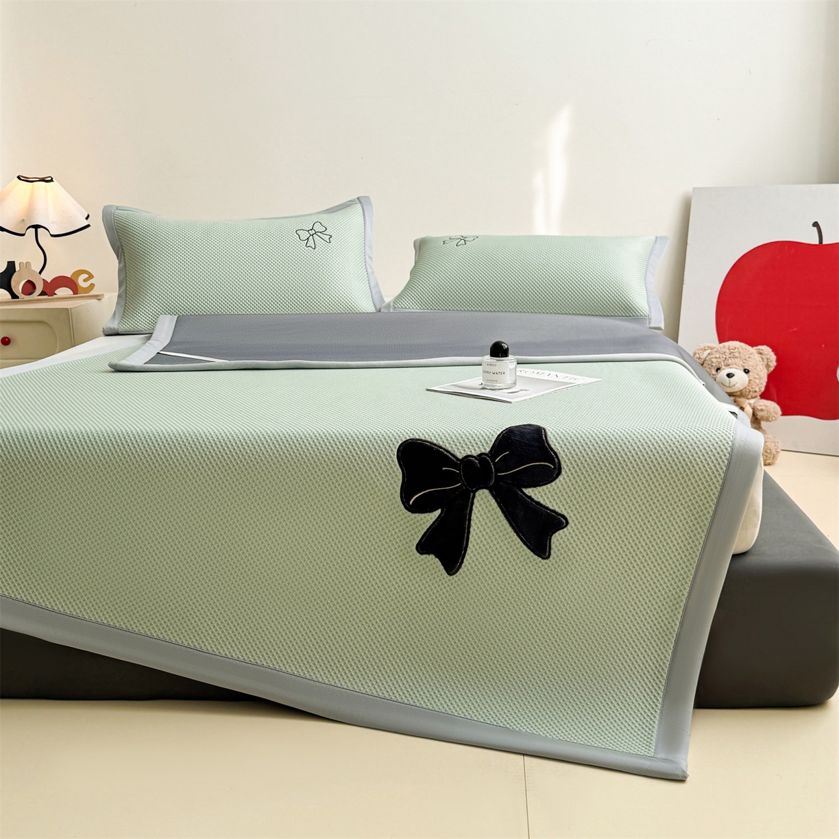 91家纺网 家纺一手货源 找家纺 雯豆家纺 2026春夏新款PE中分子豆豆凉席平铺席子三件套可水洗-墨蝶 墨蝶-绿