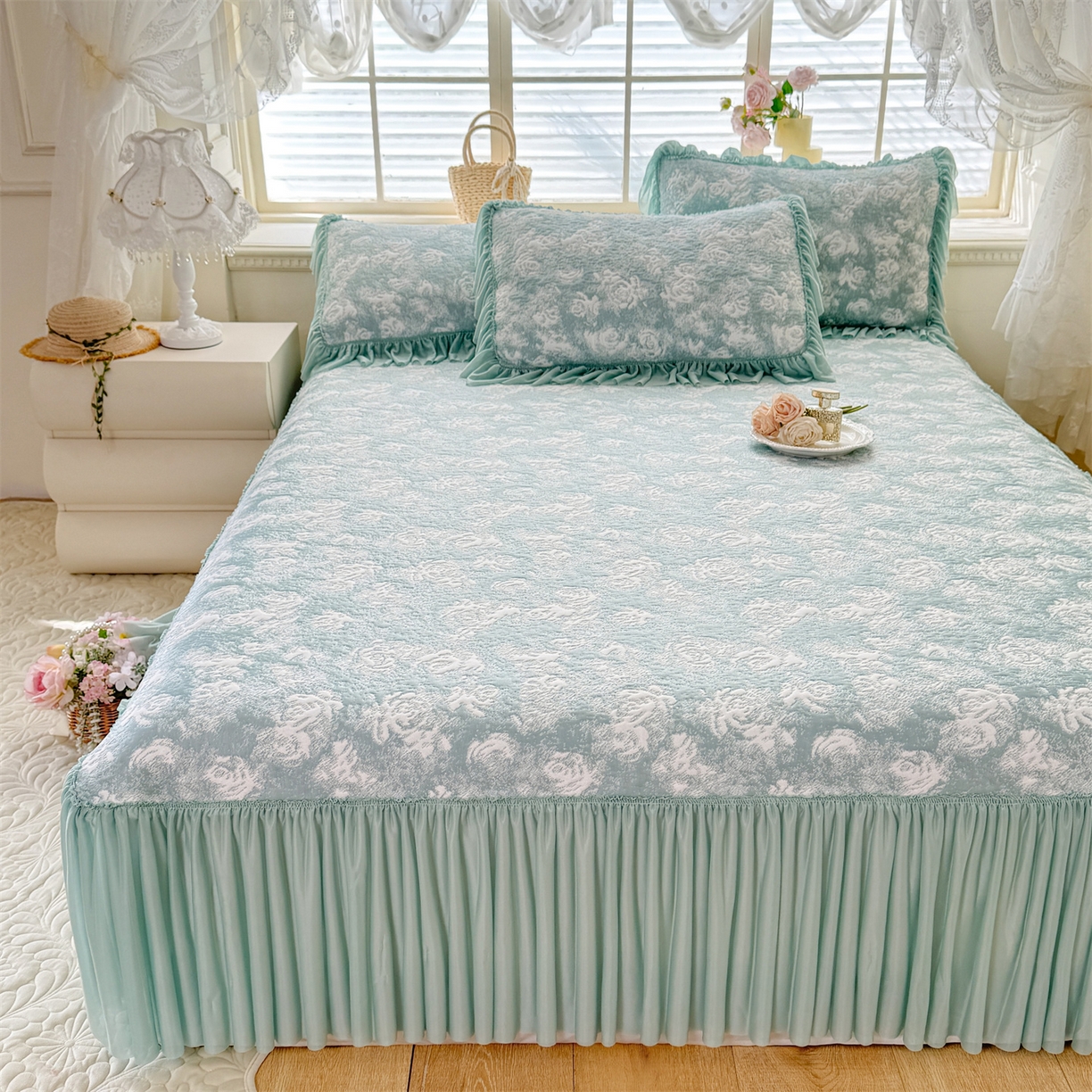 91家纺网 家纺一手货源 找家纺 优贝家纺 2026新款高克重PE聚乙中分子提花刺绣法式花边凉感软席 雾花-湖水蓝