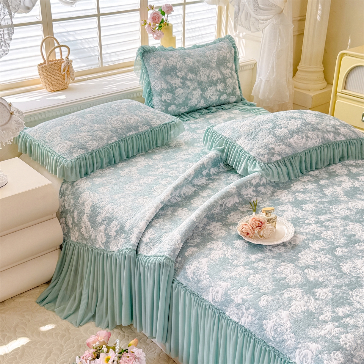 91家纺网 家纺一手货源 找家纺 优贝家纺 2026新款高克重PE聚乙中分子提花刺绣法式花边凉感软席 雾花-湖水蓝