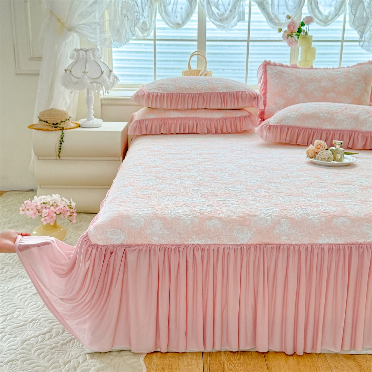 91家纺网 家纺一手货源 找家纺 优贝家纺 2026新款高克重PE聚乙中分子提花刺绣法式花边凉感软席 雾花-粉玉