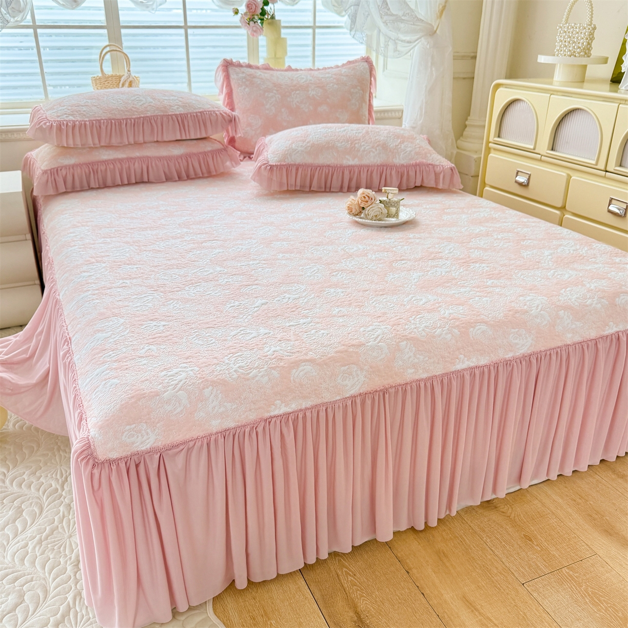 91家纺网 家纺一手货源 找家纺 优贝家纺 2026新款高克重PE聚乙中分子提花刺绣法式花边凉感软席 雾花-粉玉