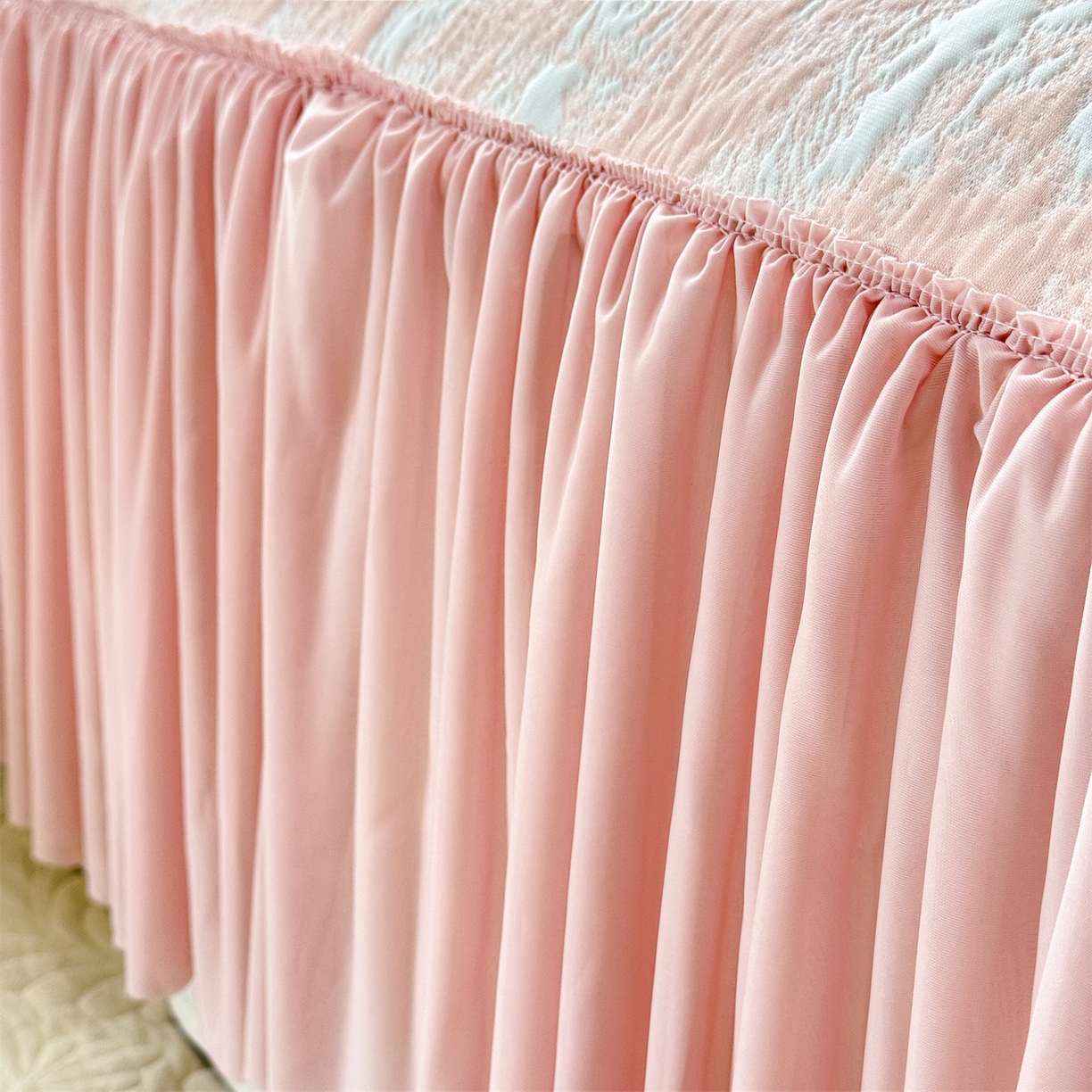 91家纺网 家纺一手货源 找家纺 优贝家纺 2026新款高克重PE聚乙中分子提花刺绣法式花边凉感软席 雾花-粉玉