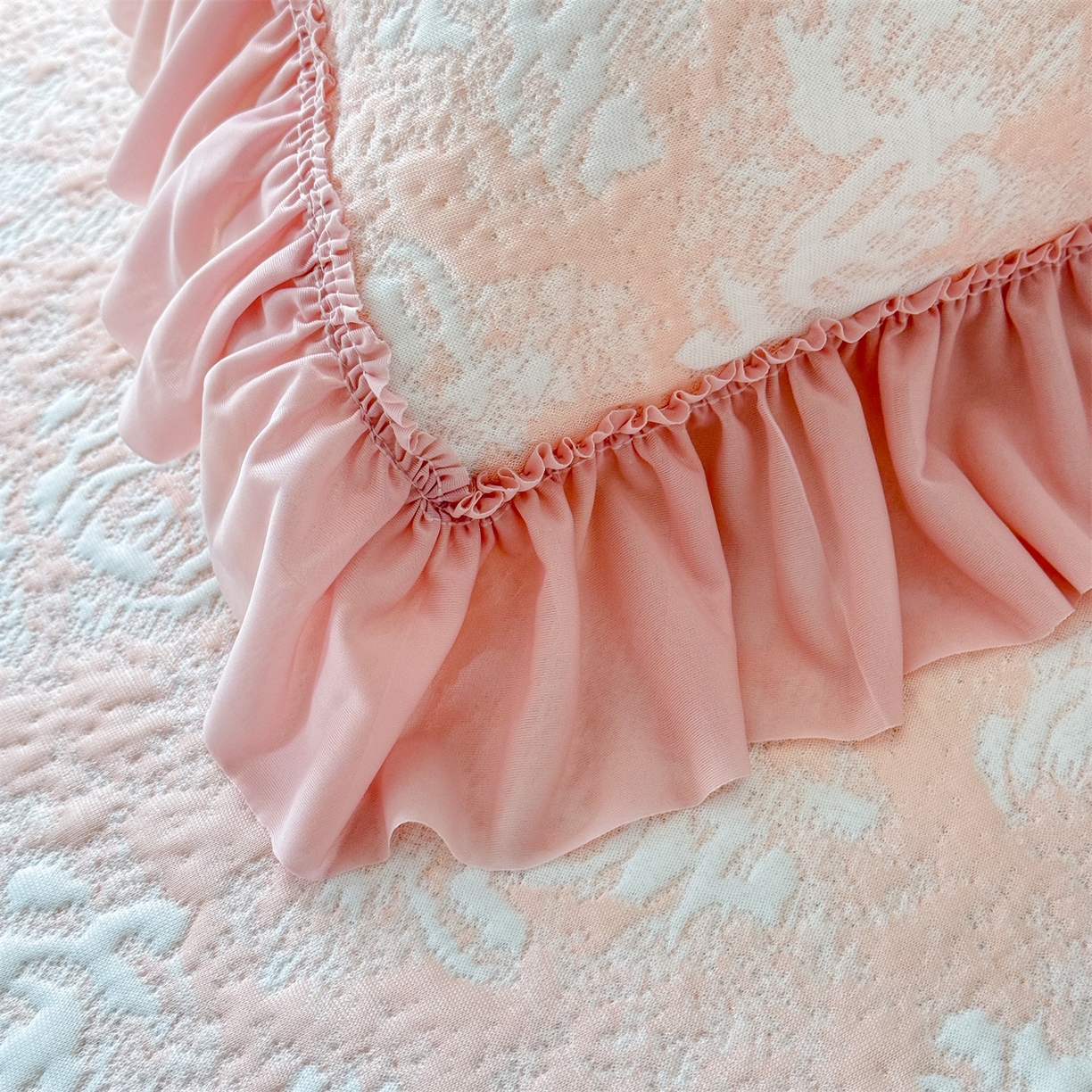 91家纺网 家纺一手货源 找家纺 优贝家纺 2026新款高克重PE聚乙中分子提花刺绣法式花边凉感软席 雾花-粉玉