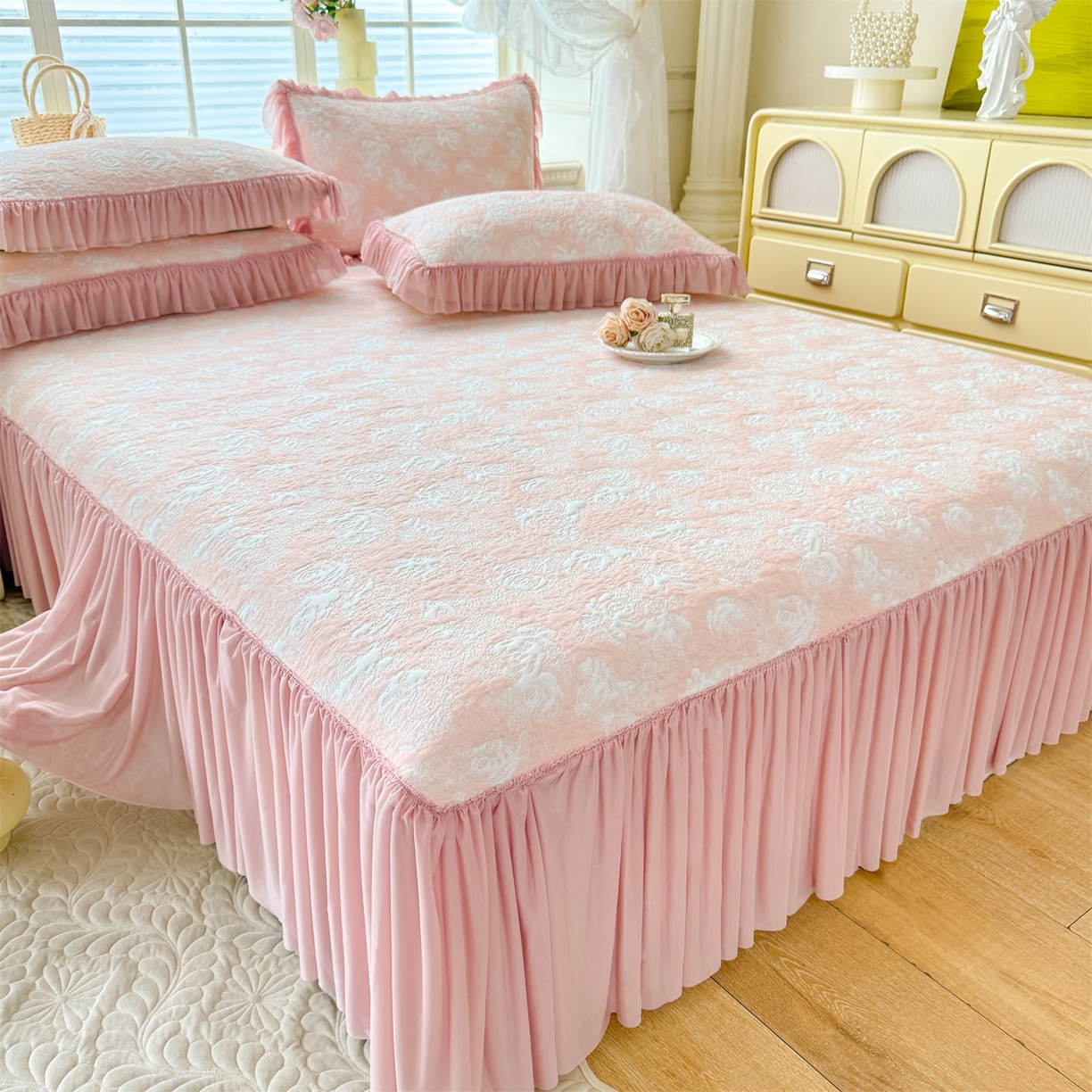 91家纺网 家纺一手货源 找家纺 优贝家纺 2026新款高克重PE聚乙中分子提花刺绣法式花边凉感软席 雾花-粉玉