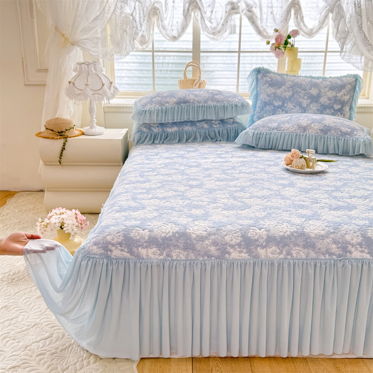 91家纺网 家纺一手货源 找家纺 优贝家纺 2026新款高克重PE聚乙中分子提花刺绣法式花边凉感软席 雾花-天蓝