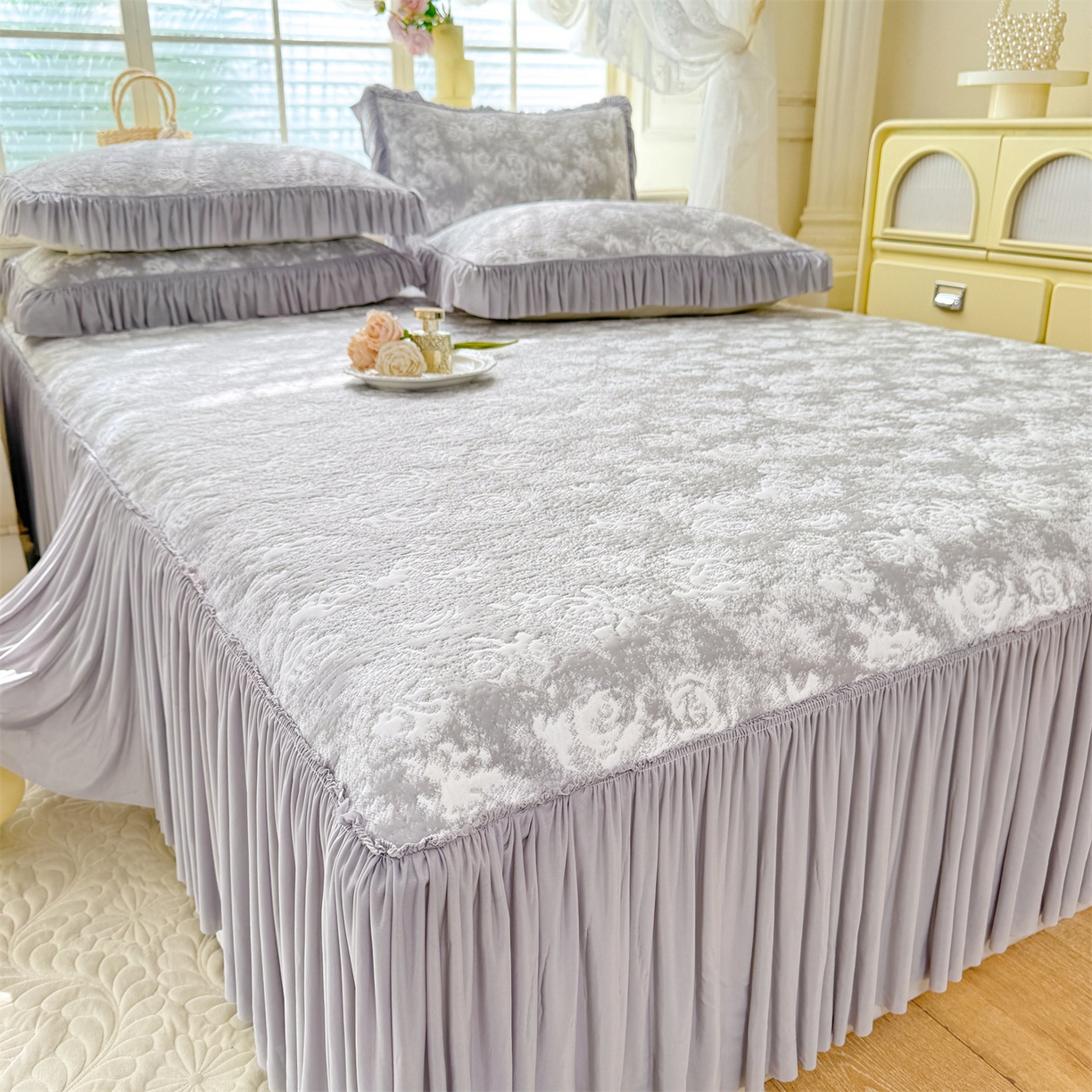 91家纺网 家纺一手货源 找家纺 优贝家纺 2026新款高克重PE聚乙中分子提花刺绣法式花边凉感软席 雾花-浅灰