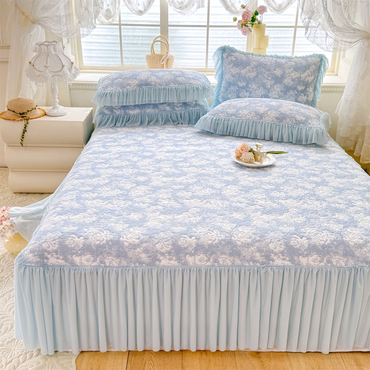 91家纺网 家纺一手货源 找家纺 优贝家纺 2026新款高克重PE聚乙中分子提花刺绣法式花边凉感软席 雾花-天蓝