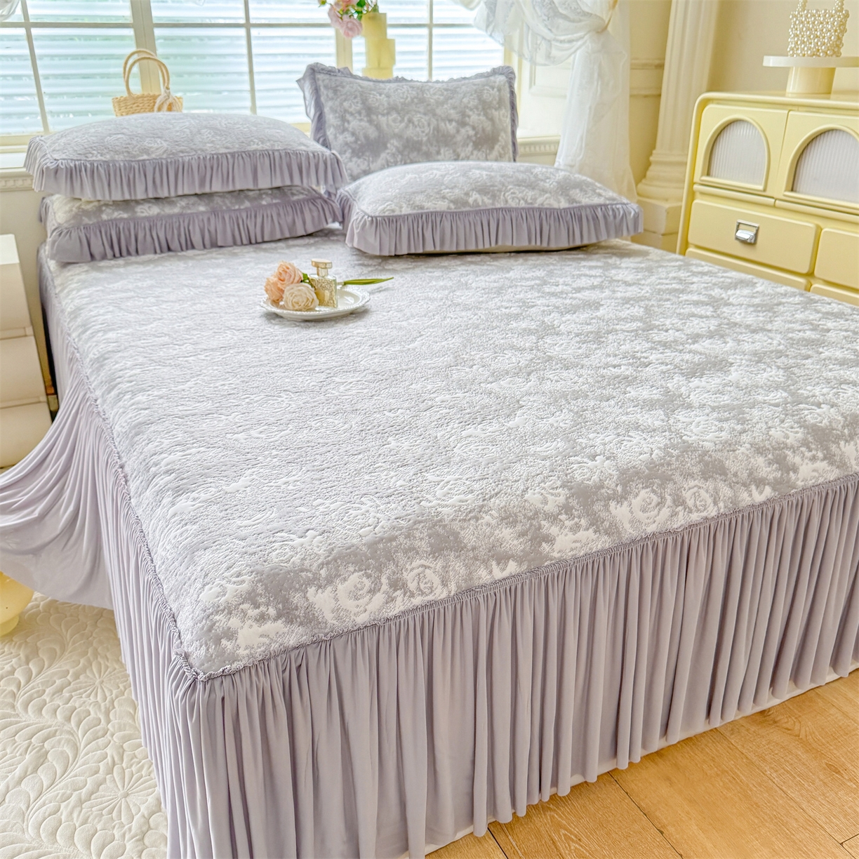 91家纺网 家纺一手货源 找家纺 优贝家纺 2026新款高克重PE聚乙中分子提花刺绣法式花边凉感软席 雾花-浅灰