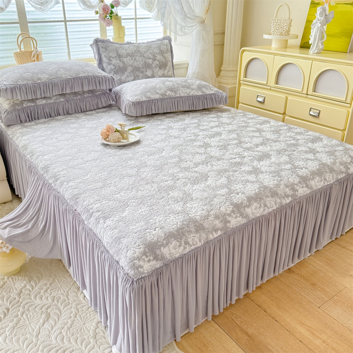 91家纺网 家纺一手货源 找家纺 优贝家纺 2026新款高克重PE聚乙中分子提花刺绣法式花边凉感软席 雾花-浅灰