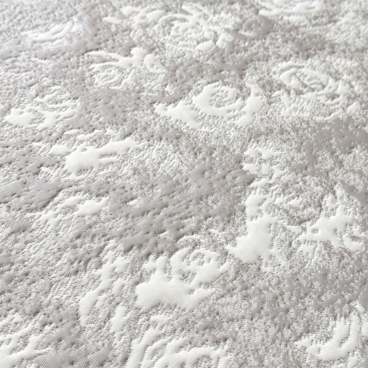 91家纺网 家纺一手货源 找家纺 优贝家纺 2026新款高克重PE聚乙中分子提花刺绣法式花边凉感软席 雾花-浅灰