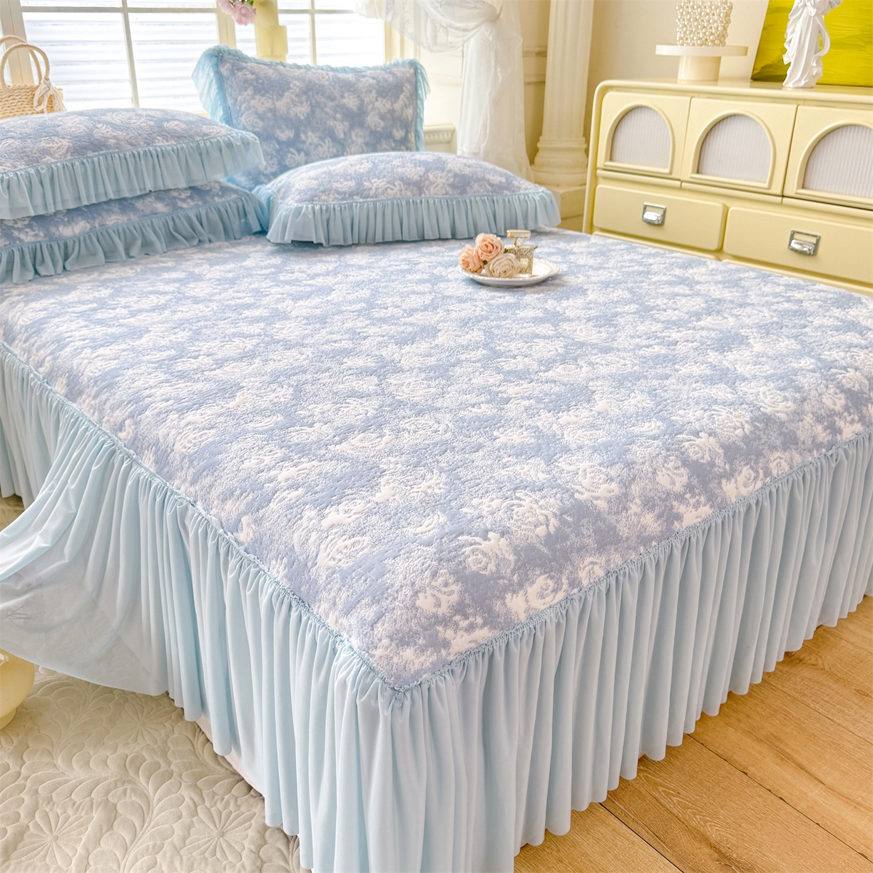 91家纺网 家纺一手货源 找家纺 优贝家纺 2026新款高克重PE聚乙中分子提花刺绣法式花边凉感软席 雾花-天蓝