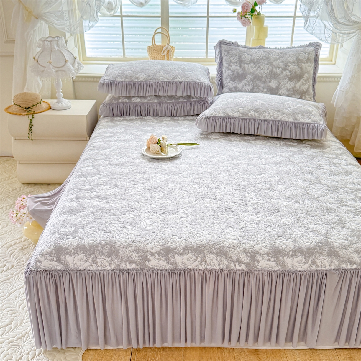 91家纺网 家纺一手货源 找家纺 优贝家纺 2026新款高克重PE聚乙中分子提花刺绣法式花边凉感软席 雾花-浅灰