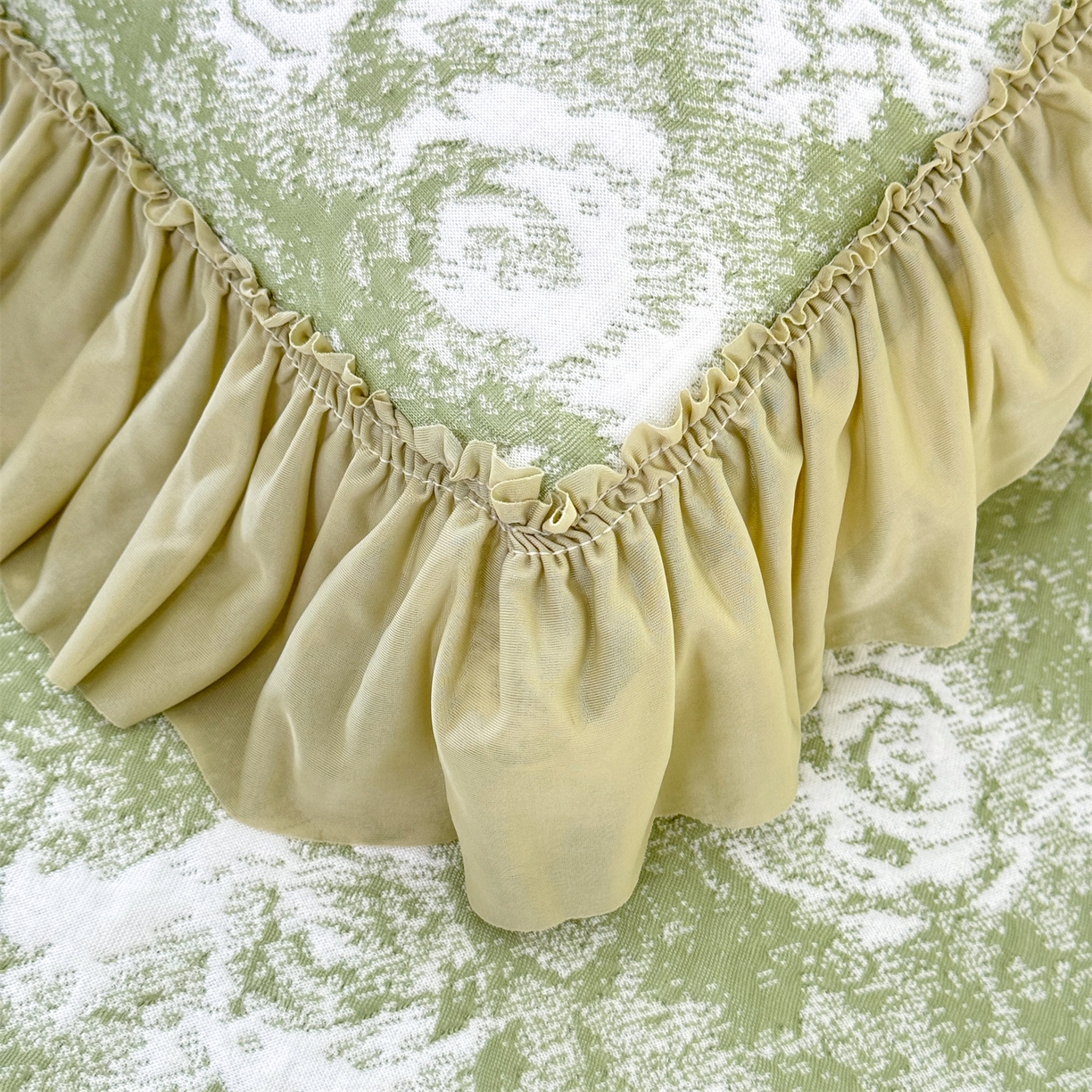 91家纺网 家纺一手货源 找家纺 优贝家纺 2026新款高克重PE聚乙中分子提花刺绣法式花边凉感软席 雾花-深绿