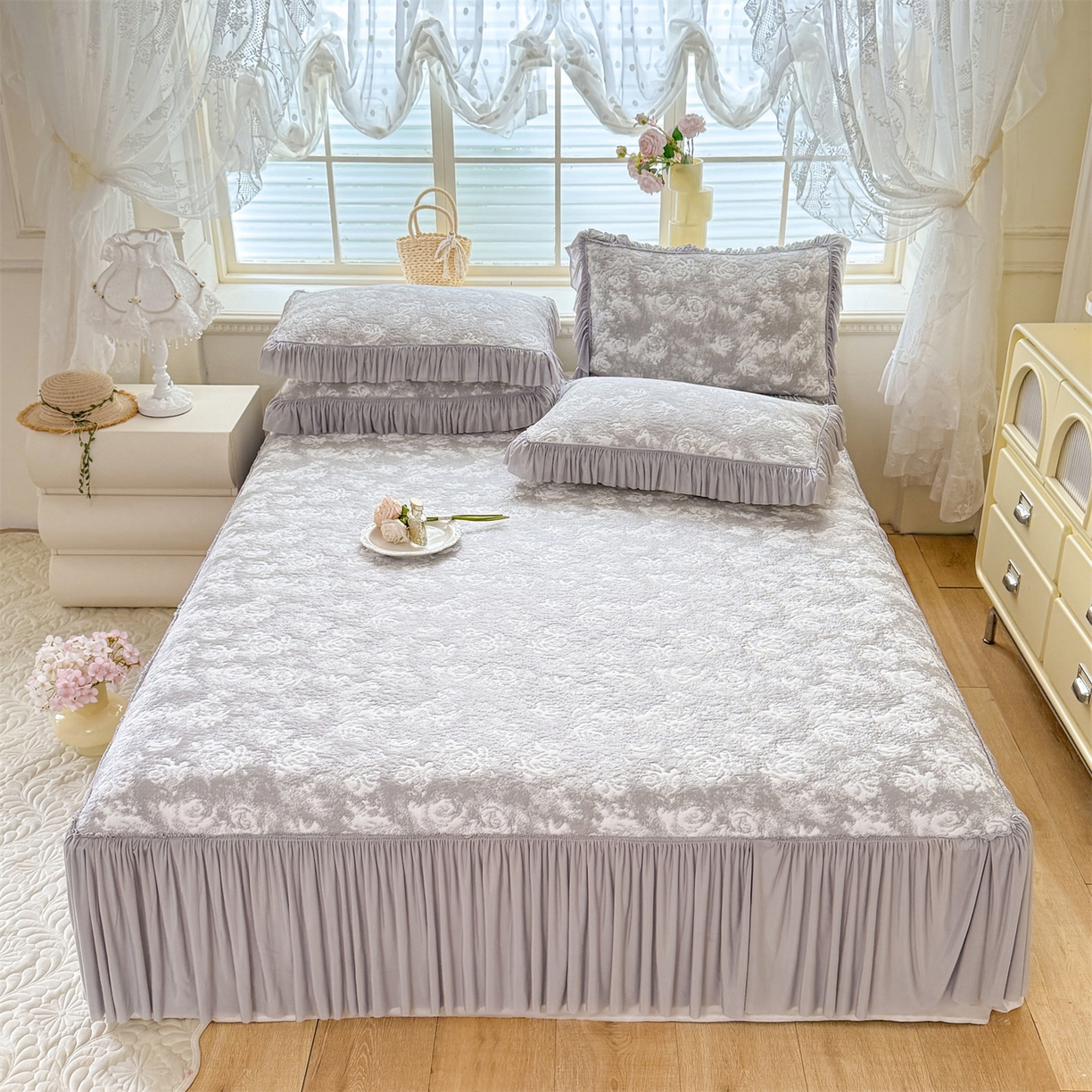 91家纺网 家纺一手货源 找家纺 优贝家纺 2026新款高克重PE聚乙中分子提花刺绣法式花边凉感软席 雾花-浅灰