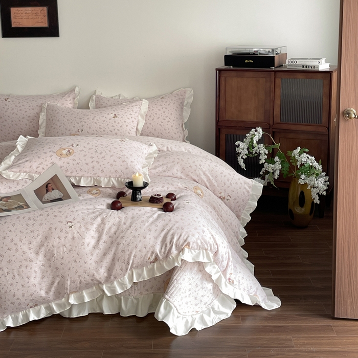 91家纺网 家纺一手货源 找家纺 同田家纺 2026新款云感双层纱花边床盖四件套 床盖-甜粉玩偶