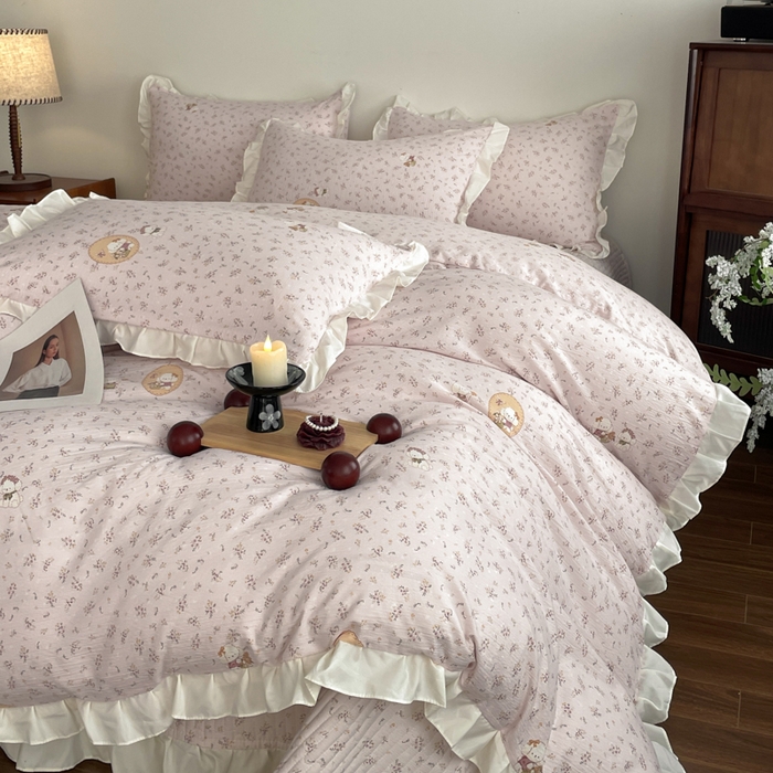 91家纺网 家纺一手货源 找家纺 同田家纺 2026新款云感双层纱花边床盖四件套 床盖-甜粉玩偶