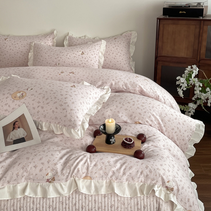 91家纺网 家纺一手货源 找家纺 同田家纺 2026新款云感双层纱花边床盖四件套 床盖-甜粉玩偶