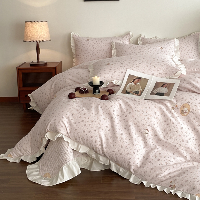 91家纺网 家纺一手货源 找家纺 同田家纺 2026新款云感双层纱花边床盖四件套 床盖-甜粉玩偶