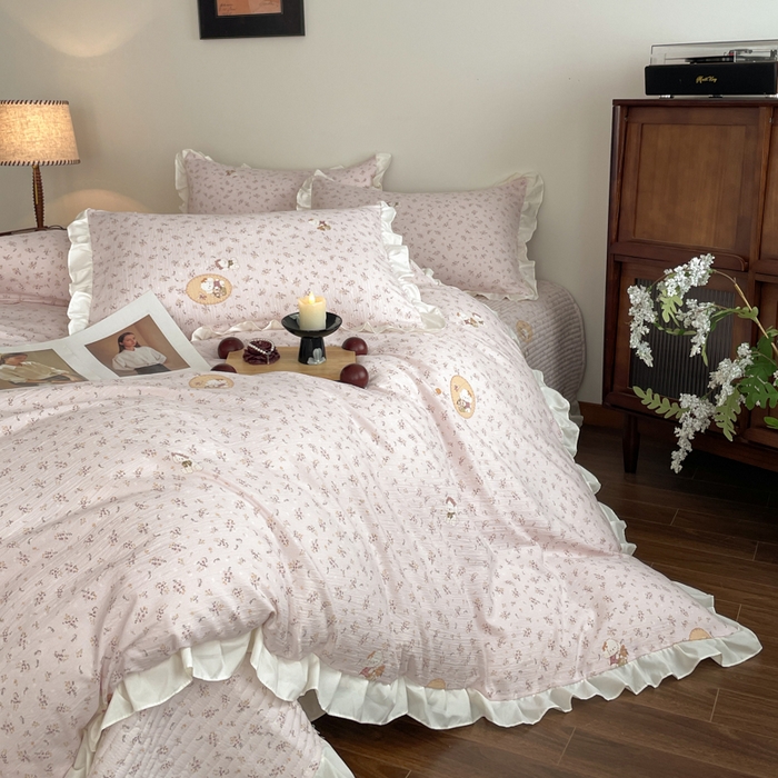 91家纺网 家纺一手货源 找家纺 同田家纺 2026新款云感双层纱花边床盖四件套 床盖-甜粉玩偶